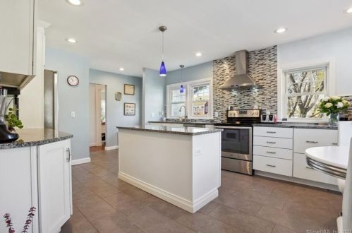 37 Hillside Ave, Groton CT  06340-5525 exterior