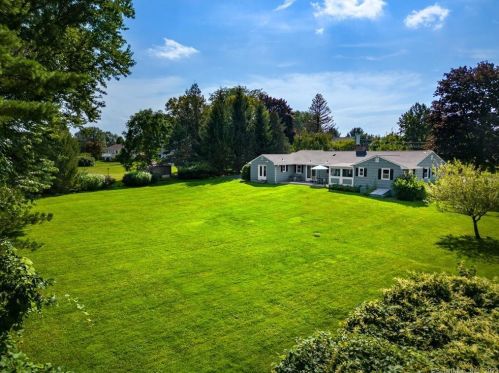 17 Ridgecrest Dr, Ridgefield, CT 06877-2518