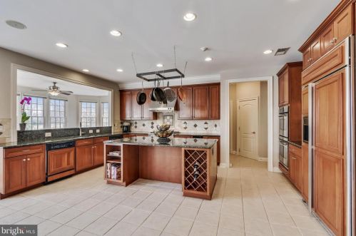 19228 Charandy Dr, Leesburg VA 20175-7215 exterior