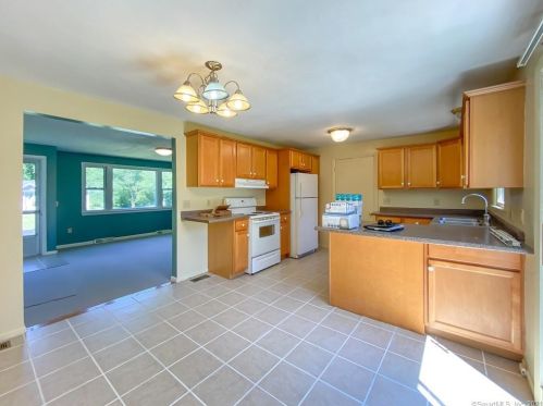 12 Aspen Ct, Norwich CT  06360-1402 exterior