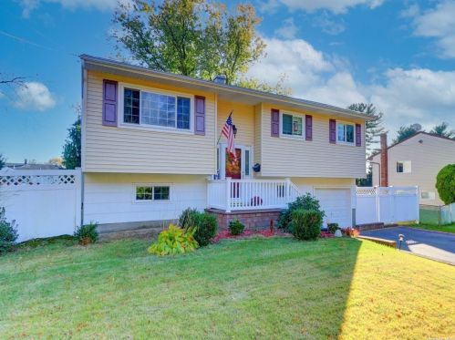 111 Babylon Ave, West Islip, NY 11795-1231