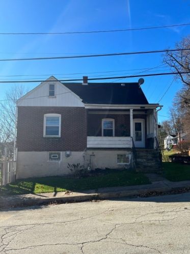 1030 Scott Ave, Jeannette, PA 15644-1656