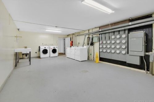 108 Oakwood Ave, Hartford CT  06119-2137 exterior