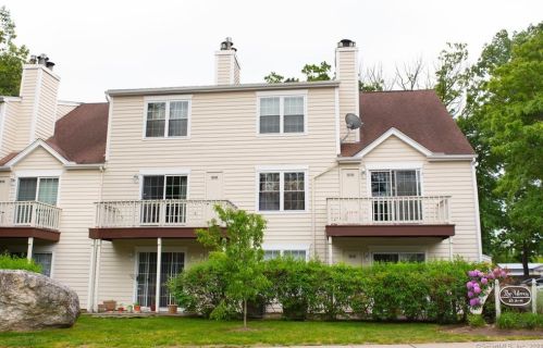 15 Janet Cir, Bridgeport, CT 06606-2661