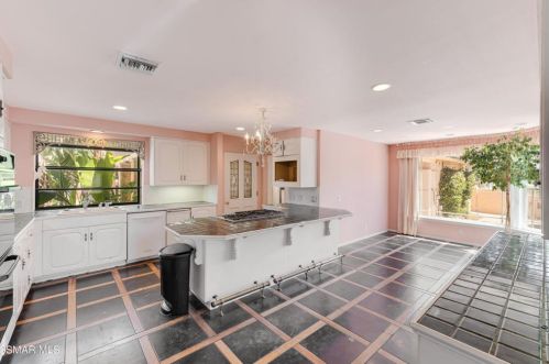 3192 Sycamore Dr, Simi Valley CA 93065-2703 exterior