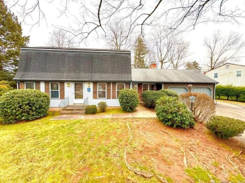 26 Ledgecrest Ter, Manchester, CT 06040-6908