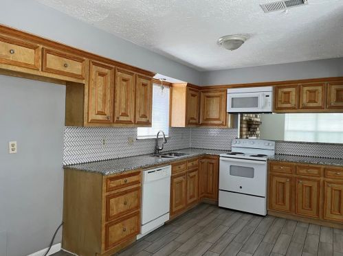 1322 Wrotham Ln, Channelview TX  77530-4813 exterior