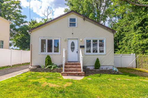 6 Garden Pl, North Lindenhurst, NY 11757-2818