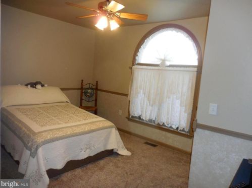 1114 Hunters Chase Ln, Lebanon PA  17046-1575 exterior