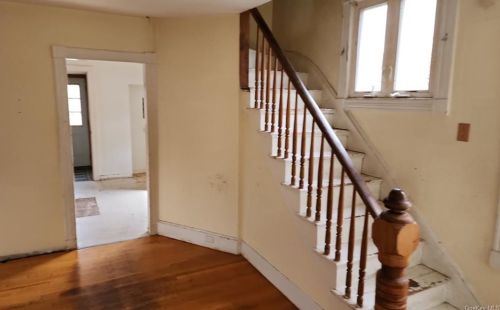 38 Crescent Pl, Middletown NY  10940-5627 exterior