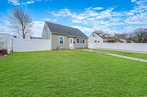 40 State Ave, Wheatley Heights NY  11798-4326 exterior