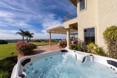4565 Sea Bluff Cir, Carlsbad CA  92008-3671 exterior