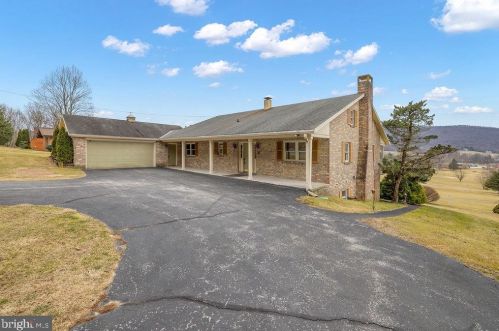 201 Country Club Trl, Charnita, PA 17320-8579