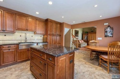 102 Pawnee Ave, Oakland NJ  07436-3724 exterior