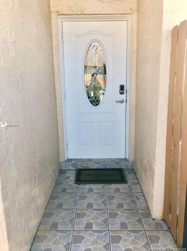 6734 192nd Ln, Hialeah FL  33015-2470 exterior