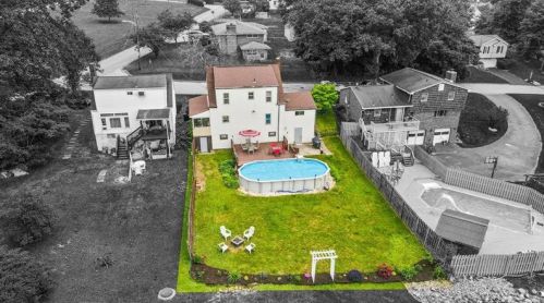 1317 Thompson St, Jeannette, PA 15644-1551