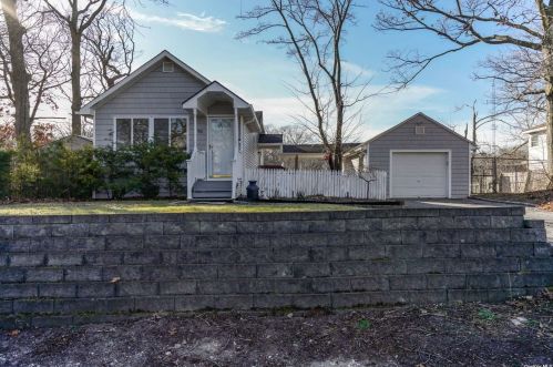 38 Whitestone Rd, Scotts Beach, NY 11789-2811