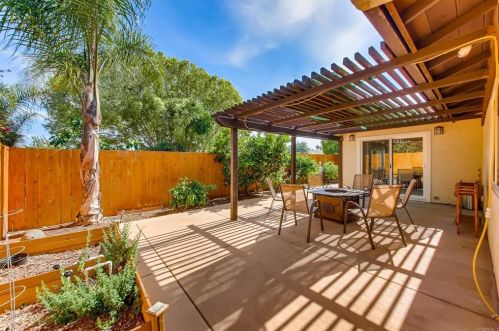 757 Honeydew Ln, Vista CA  92084-3115 exterior