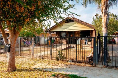 2576 10th St, Fresno, CA 93725-1453