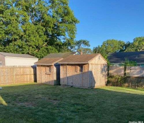 140 Booker Ave, Wheatley Heights NY  11798-4520 exterior