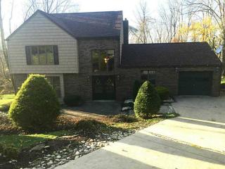1009 Magnolia Dr, Jeannette, PA 15644-2846