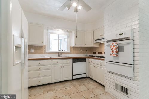 2522 Kittiwake Dr, Wilmington, DE 19805-1074