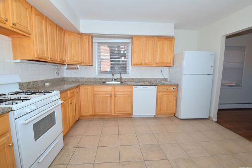 17 Linden St, Great Neck, NY 11021-3841
