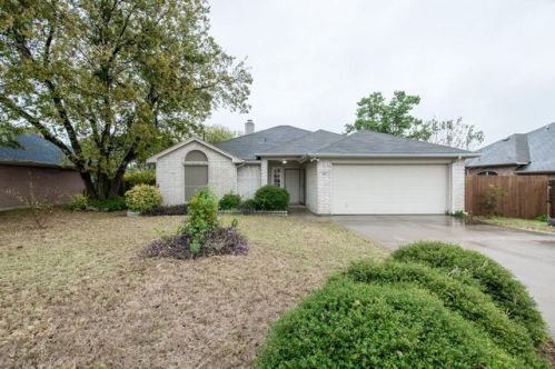 563 Sandgate Dr, Burleson, TX 76028-4423