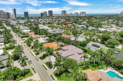 569 Neapolitan Way, Naples FL 34103-8568 exterior