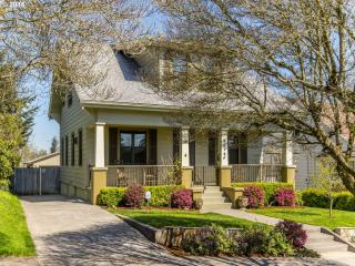 7215 Salmon St, Portland, OR 97215-2957