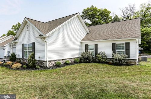7 Group Ct, Mount Holly Springs, PA 17065-8000