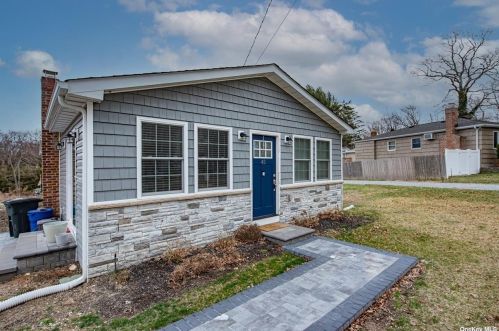 45 Atlantic Dr, Scotts Beach, NY 11789-1918