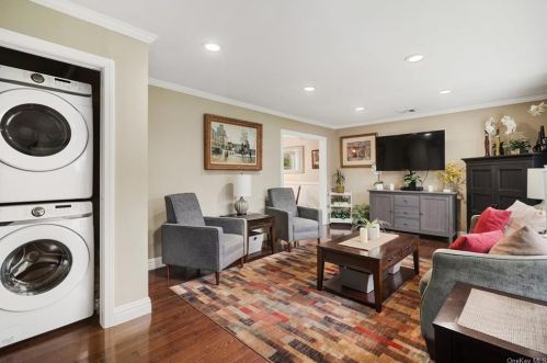 106 Halyan Rd, Yorktown Hgts NY  10598-4304 exterior