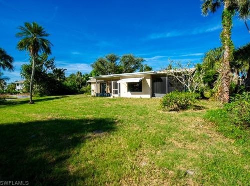 4752 Rue Helene, Sanibel FL  33957-2612 exterior
