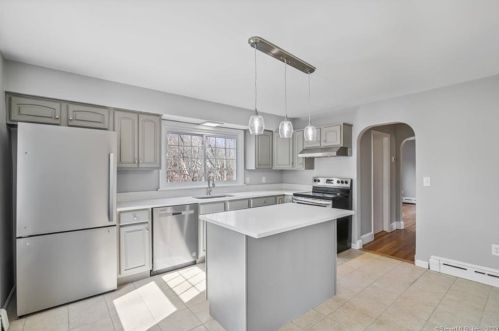 7 Ellen Ward Rd, Waterford CT  06385-2021 exterior