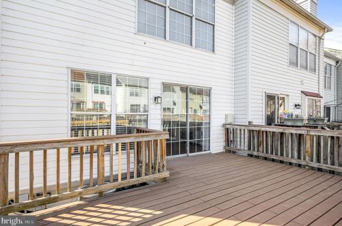 302 Hedgestone Ter, Leesburg VA  20176-4842 exterior