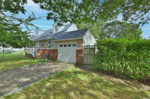 111 Gates Ave, North Lindenhurst, NY 11757-5132