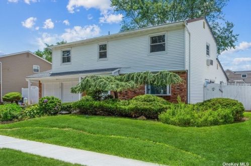40 Shubert Ln, Bethpage, NY 11714-6111