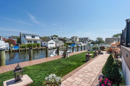 115 Annuskemunnica Rd, Babylon NY  11702-4424 exterior