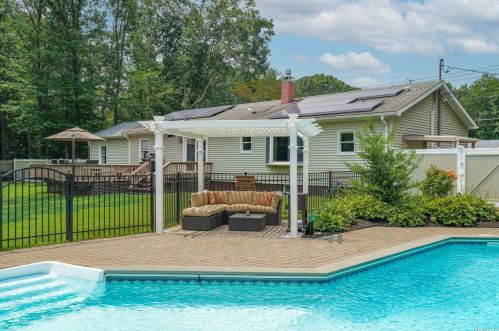 129 Crystal Brook Hollow Rd, Mount Sinai NY  11766-2102 exterior