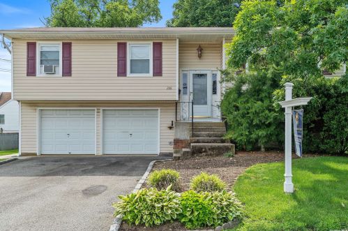 288 1st St, Deer Park, NY 11729-6611