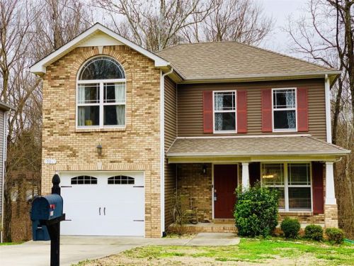 305 David Dr, Clarksville, TN 37040-5238