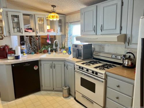 44 D St, Groton, CT 06340-5361