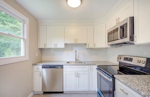 21 Belfield Dr, Providence RI  02919-1801 exterior