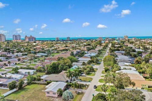 658 97th Ave, Naples, FL 34108-2281