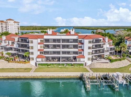 332 La Peninsula Blvd, Naples FL  34113-4037 exterior