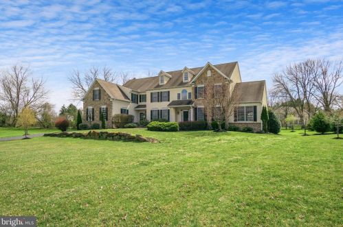 4 Lockhart Dr, Boothwyn, PA 19060-1435