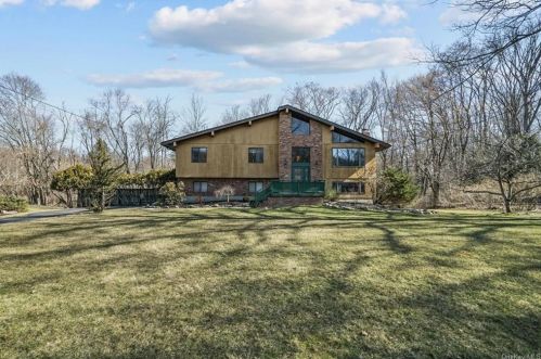 6 Mayer Dr, Airmont NY  10901-3807 exterior