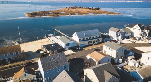 8 Harborside Dr, Pelican Island NJ  08751-1316 exterior