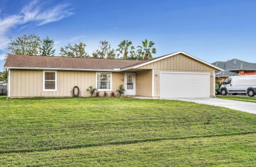 686 Majestic Ter, Fort Pierce, FL 34983-3812